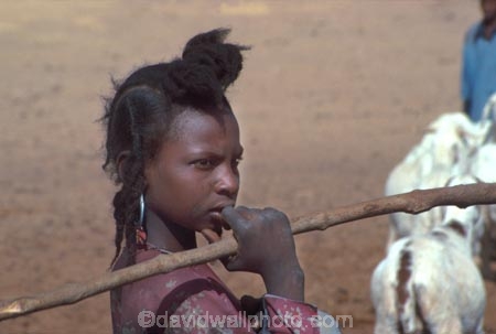 Tuareg;tuaregs;Girl;girls;Agadez;Niger;West-Africa;african;herds-girl;herder;nomad;nomadic;desert;travel;sahara;algeria;hair;hairstyle;ethnic;indigenous