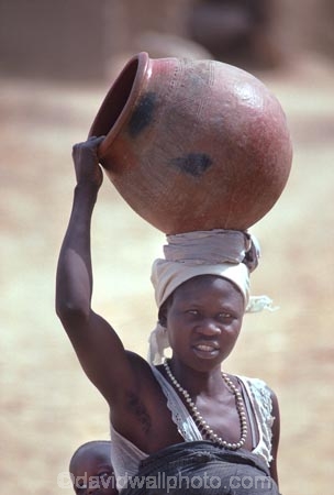 africa;african;africans;black;ethnic;people;person;persons;mother;portrait;portraits;culture;cultural;cultures;tribe;tribes;tribal;indigenous;native;woman;cameroun;camerouns;cameroon;cameroons;pot;clay-pot;head;carry;carrying;heavy;baby;babies;lady;earthenware;earthen