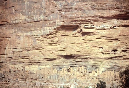 dogon;dogons;cliff;cliffs;bluff;bluffs;dweller;dwellers;tomb;tombs;grave;graves;sahel;escarpments;tradition;traditional;traditions;culture;cultures;cultural;people;peoples;thatch;thatched;roof;rooves;mud-hut;granery;graneries;granery;granaries;straw-roof;grass-rooves;tribal;tribe;african;villages;tellem;mali-;malian;africa;african;sahel;bandiagara;escarpment;irelli;ireli;west-africa;architecture;architectural