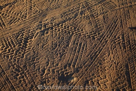 Africa;Canon-road-house;Canon-Roadhouse;Cañon-Road-house;Cañon-Roadhouse;dirt;dirty;dust;Fish-River-Canyon;Namibia;Southern-Africa;Southern-Namiba;tire-pattern;tire-patterns;tire-track;tire-tracks;tread-pattern;tread-patterns;treads;tyre-pattern;tyre-patterns