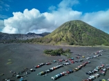 Java;Indonesia;Asia;South-East-Asia;Southeast-Asia;Mt-Bromo;Gunung-Bromo;Bromo;Mount-Bromo-4wd;4wds;4wds;4x4;4x4s;4x4s;four-by-four;four-by-fours;four-wheel-drive;four-wheel-drives;suv;suvs;toyota;toyota-landscruiser;toyota-landscruisers;volcano;volcanoes;toyotas;landcruiser;landcruisers;FJ40;40-series;Forty-series;classic;old;vehicle;vehicles;tourism;Segara-Wedi;sand-ocean;aerial;aerial-photo;aerial-photograph;aerial-photographs;aerial-photography;aerial-photos;aerial-view;aerial-views;aerials;drone-aerial;drone;tourism;travel