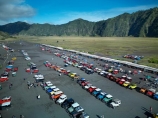 Java;Indonesia;Asia;South-East-Asia;Southeast-Asia;Mt-Bromo;Gunung-Bromo;Bromo;Mount-Bromo-4wd;4wds;4wds;4x4;4x4s;4x4s;four-by-four;four-by-fours;four-wheel-drive;four-wheel-drives;suv;suvs;toyota;toyota-landscruiser;toyota-landscruisers;volcano;volcanoes;toyotas;landcruiser;landcruisers;FJ40;40-series;Forty-series;classic;old;vehicle;vehicles;tourism;Segara-Wedi;sand-ocean;aerial;aerial-photo;aerial-photograph;aerial-photographs;aerial-photography;aerial-photos;aerial-view;aerial-views;aerials;drone-aerial;drone;tourism;travel