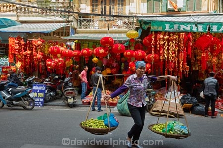 alley;alleys;alleyway;alleyways;Asia;Asian;back-street;back-streets;backstreet;backstreets;carrying-pole;carrying-stick;fresh-produce;fruit;hanging-basket;hanging-baskets;Hanoi;hawker;hawkers;lane;lanes;laneway;laneways;lantern-shop;lantern-shops;lanterns;milkmaids-yoke;Old-Quarter;produce;South-East-Asia;Southeast-Asia;street;street-scene;street-scenes;street-vendor;street-vendors;streets;vendor;vendors;Vietnam;Vietnamese;yoke;yokes