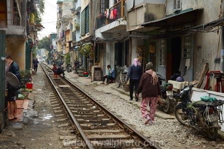 alley;alleys;alleyway;alleyways;apartments;Asia;Asian;back-street;back-streets;backstreet;backstreets;Hanoi;house;houses;housing;lane;lanes;laneway;laneways;people;person;poor;poverty;rail-line;rail-lines;rail-track;rail-tracks;railroad;railroads;railway;railway-line;railway-lines;railway-track;railway-tracks;railways;South-East-Asia;Southeast-Asia;street;street-scene;street-scenes;streets;track;tracks;train-track;train-tracks;transport;transportation;Vietnam;Vietnamese