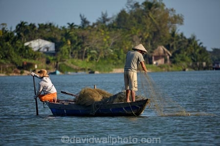 Asia;Asian;boat;boats;Central-Sea-region;fisher;fisherman;fishermen;fishing;fishing-boat;fishing-boats;Hi-An;Hoi-An;Hoian;Indochina;people;person;South-East-Asia;Southeast-Asia;SÃ´ng-Thu-Bn;Thu-Bn-River;Thu-Bon-River;Vietnam;Vietnamese