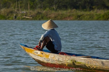Asia;Asian;Asian-conical-hat;Asian-conical-hats;boat;boats;Central-Sea-region;conical-hat;conical-hats;dinghies;dinghy;fishing;Hi-An;Hoi-An;Hoian;Indochina;leaf-hat;leaf-hats;male;man;men;non-la;nÃ³n-lÃ¡;palm_leaf-conical-hat;people;person;row-boat;row-boats;row_boat;row_boats;rowboat;rowboats;South-East-Asia;Southeast-Asia;SÃ´ng-Thu-Bn;Thu-Bn-River;Thu-Bon-River;Vietnam;Vietnamese;Vietnamese-conical-hat;Vietnamese-conical-hats;Vietnamese-hat;Vietnamese-hats;Vietnamese-symbol