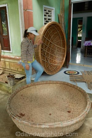 Asia;Asian;bamboo-basket-boats;basket-boat;basket-boats;basket_boat;basket_boats;boat;boats;Cam-Kim;Cam-Kim-Island;Central-Sea-region;circular-boat;circular-boats;female;females;Hi-An;Hoi-An;Hoian;Indochina;ladies;lady;people;person;round-boat;round-boats;South-East-Asia;Southeast-Asia;Vietnam;Vietnamese;woman;women;woven-basket-boats