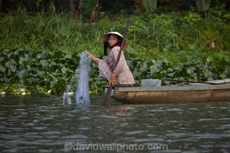 Asian;boat;boats;female;fishing;fishing-boat;fishing-boats;fishing-net;fishing-nets;Hu;Hue;Huong-Giang;North-Central-Coast;people;Perfume-River;person;river;rivers;Song-Huong;Sông-Huong;Tha-Thiên_Hu-Province;Thua-Thien_Hue-Province;Vietnam;Vietnamese;woman;women;Asia