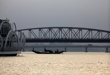 boat;boats;bridge;bridges;Hu;Hue;Huong-Giang;infrastructure;North-Central-Coast;Perfume-River;river;rivers;road-bridge;road-bridges;Song-Huong;SÃ´ng-Huong;Tha-ThiÃªn_Hu-Province;Thua-Thien_Hue-Province;traffic-bridge;traffic-bridges;Trang-Tien-Bridge;transport;Vietnam;Vietnamese;Asia