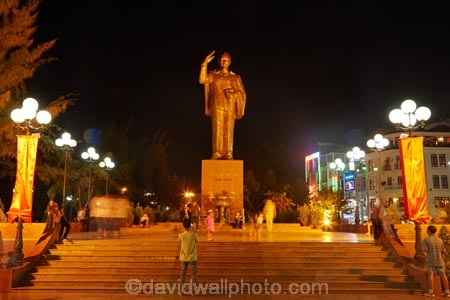 Asia;Asian;Cn-Tho;Can-Tho;Can-Tho-City;dark;dusk;evening;H-ChÃ­-Minh;Ho-Chi-Minh;Ho-Chi-Minh-Statue;Ho-Chi-Minh-Statues;light;lighting;lights;Mekong-Delta;Mekong-Delta-Region;Nguyn-Sinh-Cung;Nguyen-Sinh-Cung;night;night-time;night_time;people;person;public-sculpture;public-sculptures;sculpture;sculptures;South-East-Asia;Southeast-Asia;statue;statues;twilight;Vietnam;Vietnamese