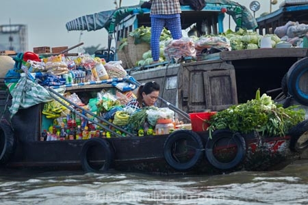 Asia;Asian;boat;boat-market;boats;Cn-Tho;Cai-Rang;Cai-Rang-floating-market;calm;Can-Tho;Can-Tho-City;Can-Tho-River;commerce;commercial;Cái-Rang;Cái-Rang-Floating-Market;floating-market;floating-markets;fruit;fruit-and-vegetables;market;market-place;market_place;marketplace;marketplaces;markets;Mekong-Delta;Mekong-Delta-Region;Mekong-River;people;person;produce-market;produce-markets;retail;retailer;retailers;South-East-Asia;Southeast-Asia;vegetables;Vietnam;Vietnamese;water-market;wholesale;wholesaler;wooden-boat;wooden-boats