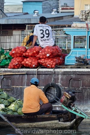 Asia;Asian;boat;boat-market;boats;Cn-Tho;Cai-Rang;Cai-Rang-floating-market;calm;Can-Tho;Can-Tho-City;Can-Tho-River;commerce;commercial;Cái-Rang;Cái-Rang-Floating-Market;floating-market;floating-markets;fruit;fruit-and-vegetables;market;market-place;market_place;marketplace;marketplaces;markets;Mekong-Delta;Mekong-Delta-Region;Mekong-River;people;person;produce-market;produce-markets;retail;retailer;retailers;South-East-Asia;Southeast-Asia;vegetables;Vietnam;Vietnamese;water-market;wholesale;wholesale-market;wholesaler;wooden-boat;wooden-boats