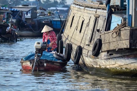 Asia;Asian;boat;boat-market;boats;Cn-Tho;Cai-Rang;Cai-Rang-floating-market;calm;Can-Tho;Can-Tho-City;Can-Tho-River;Cái-Rang;Cái-Rang-Floating-Market;floating-market;floating-markets;market;markets;Mekong-Delta;Mekong-Delta-Region;Mekong-River;people;person;South-East-Asia;Southeast-Asia;Vietnam;Vietnamese;water-market;woman;women;wooden-boat;wooden-boats