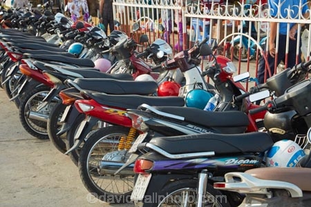 Asia;Asian;bike;bikes;Cn-Tho;Can-Tho;Can-Tho-City;Mekong-Delta;Mekong-Delta-Region;motorbike;motorbikes;motorcycle;motorcycles;motorscooter;motorscooters;row;rows;scooter;scooters;South-East-Asia;Southeast-Asia;step_through;step_throughs;Vietnam;Vietnamese