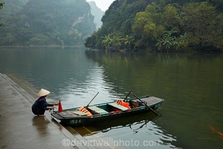Asia;boat;boat-harbors;boat-harbour;boats;dock;docks;karst-topography;karsts;limestone-karst;limestone-karsts;limestone-landscape;Ninh-Binh;Ninh-BÃ¬nh-province;Northern-Vietnam;people;person;punt;punts;Red-River-Delta;river;rivers;row-boat;row-boats;South-East-Asia;Southeast-Asia;tourism;tourist;tourist-boat;tourist-boats;tourists;Trang-An;Trang-An-Grottoes;Trang-An-Landscape-Complex;Trang-An-Lanscape-Complex;Trang-An-World-Heritage-Site;TrÃ ng-An;UN-world-heritage-area;UN-world-heritage-site;UNESCO-World-Heritage-area;UNESCO-World-Heritage-Site;united-nations-world-heritage-area;united-nations-world-heritage-site;Vietnam;Vietnamese;water;world-heritage;world-heritage-area;world-heritage-areas;World-Heritage-Park;World-Heritage-site;World-Heritage-Sites