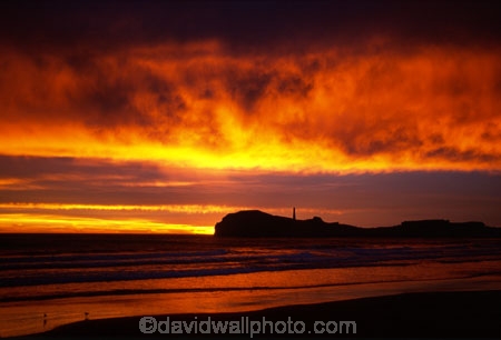 light-house;lighthouses;light-houses;lighthouse;coast;coastline;coastal;shoreline;shore;beach;beaches;headland;promontory;color;colour;colors;colours;orange;dawn;sunrise;Castle-Point-Lighthouse;Wairarapa;North-Island;Pacific;ocean