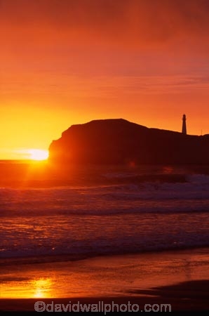 light-house;lighthouses;light-houses;lighthouse;coast;coastline;coastal;shoreline;shore;beach;beaches;headland;promontory;color;colour;colors;colours;orange;dawn;sunrise;Castle-Point-Lighthouse;Wairarapa;North-Island;Pacific;ocean