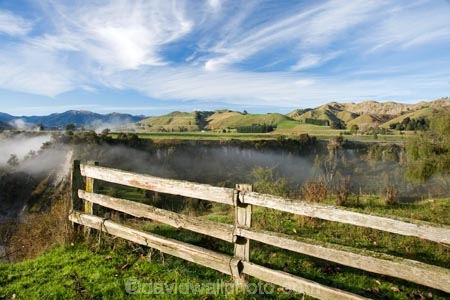 agricultural;agriculture;country;countryside;farm;farming;farmland;farms;fence;fenceline;fencelines;fences;field;fields;Kawhatau-Valley;meadow;meadows;N.I.;N.Z.;New-Zealand;NI;North-Island;NZ;paddock;paddocks;pasture;pastures;Rangitikei;rural;valley;valleys