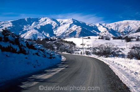 Cold;Curve;Daytime;Direction;Exterior;Landscape;Landscapes;Mountain-Region;Nobody;Outdoor;Outdoors;Outside;Road;Roads;Scenic;Scenics;Season;Seasons;Slippery;Snow;Snowy;Transport;Transportation;Transports;Travel;Traveling;Travelling;Trip;Trips;Vegetation;Vertical;Weather;Winter;Wintertime;Crown-Range;snowfall;Crown-Range