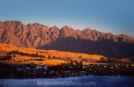southern-alps;alpine;mountain;mountains;Queenstown;south-island;new-zealand;the-remarkables;remarkables;rugged;weather;sky;effect;lighting;unusual;last-light;sunlight;ray;twilight;afternoon;lake;lakes;lake-wakatipu;wakatipu;colour;color;golden;warm