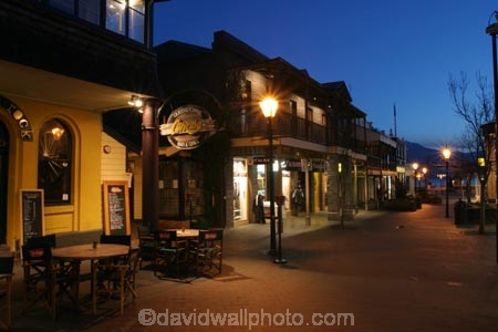 shops;shop;cafe;cafes;restaurant;restaurants;pedestrian;night;light;lights;queenstown;south-island;new-zealand;mall;malls;shopping