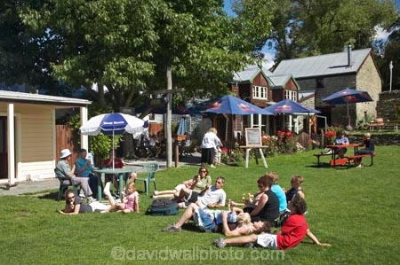 Arrowtown;boy;boys;child;children;cousin;cousins;Eating;extended-family;families;Family;father;girl;girls;grandfather;grandmother;grandparents;ice-cream;ice-creams;ice_cream;ice_creams;icecream;icecream-cone;icecream-cones;Icecreams;mother;N.Z.;New-Zealand;NZ;Otago;parents;S.I.;SI;South-Island;three-generations;Village-Green;whanau