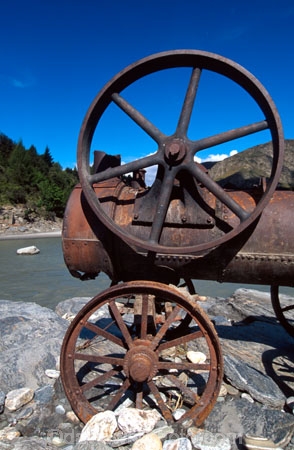 abandon;abandoned;alluvial;discarded;discovered;engine;forgotten;gold;gold-mining;goldminers;goldmining;goldrush;machine;machinery;miners;rivers;rust;rusted;rusty;steam-engine;wheel;wheels