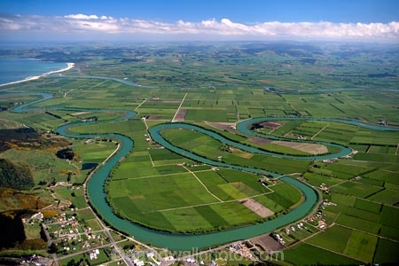 hydro_electric;power;electricity;dam;dammed;generation;winding;rural;farmland;pasture;pastures;fields;field;agriculture;fertile;paddocks;paddock;farmland;pastureland;arable;meadows;colour;color;green;Southern-Scenic-Route;New-Zealand;s;aerials;rivers;bend;bends