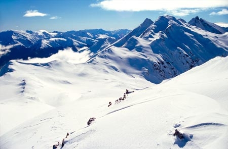 mountain;mountains;snow;snowy;powder-snow;slope;slopes;smooth;low-cloud;cloud;fluffy-cloud;distant;distance