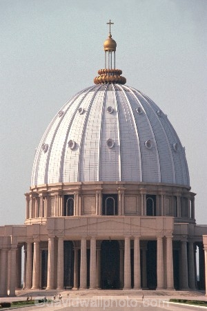 africa;african;west-africa;indigenous;native;sahel;ivory-coast;west-africa;cote-divoire;church;churches;cathedral;cathedrals;basilica;basilicas;yammoussoukro;basilica-of-our-lady-of-peace;architecture;architectural;dome;domes;column;columns;cross;crosses;religion;religious;christian;christianity