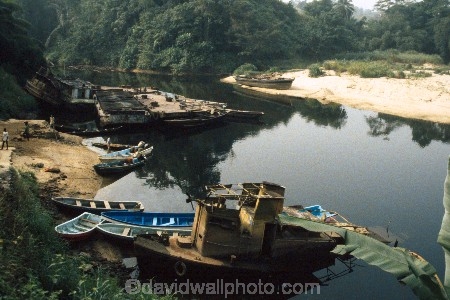 camerouns;cameroon;cameroons;cameroun;West-Africa;africa;african;historic;historical;date;palm;transport;run-down;boats;boats