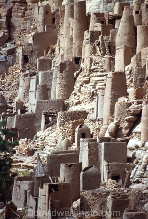 dogon;dogons;cliff;cliffs;bluff;bluffs;dweller;dwellers;tomb;tombs;grave;graves;sahel;escarpments;tradition;traditional;traditions;culture;cultures;cultural;people;peoples;thatch;thatched;roof;rooves;mud-hut;granery;graneries;granery;granaries;straw-roof;grass-rooves;tribal;tribe;african;villages;tellem;mali-;malian;africa;african;sahel;bandiagara;escarpment;irelli;ireli;west-africa;architecture;architectural