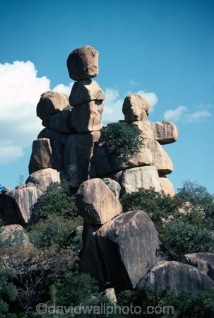 Matobo-National-Park;Rhodes-Matopos-National-Park;Zimbabwe;Southern-Africa;Africa;African;national-park;national-parks;park;parks;rock;rocks;rocky;boulder;boulders;outcrop;outcrops;wilderness;kopje;travel;tourism;marbles;mother-and-child