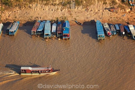 aerial;aerial-image;aerial-images;aerial-photo;aerial-photograph;aerial-photographs;aerial-photography;aerial-photos;aerial-view;aerial-views;aerials;Asia;boat;boats;Cambodia;Chong-Khneas-Port;Chong-Khnies;Chong-Kneas;dirty-water;Indochina-Peninsula;Kampuchea;Kingdom-of-Cambodia;long-boat;long-boats;muddy-water;passenger-boat;passenger-boats;Phnom-Krom;Port-of-Chong-Khneas;Siem-Reap;Siem-Reap-Province;Siem-Reap-River;Southeast-Asia;tourist-boat;tourist-boats;water