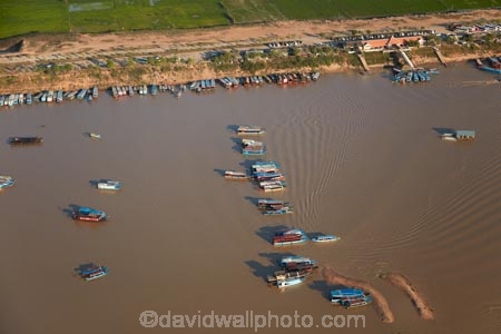 aerial;aerial-image;aerial-images;aerial-photo;aerial-photograph;aerial-photographs;aerial-photography;aerial-photos;aerial-view;aerial-views;aerials;Asia;boat;boats;Cambodia;Chong-Khneas-Port;Chong-Khnies;Chong-Kneas;dirty-water;Indochina-Peninsula;Kampuchea;Kingdom-of-Cambodia;long-boat;long-boats;muddy-water;passenger-boat;passenger-boats;Phnom-Krom;Port-of-Chong-Khneas;Siem-Reap;Siem-Reap-Province;Siem-Reap-River;Southeast-Asia;tourist-boat;tourist-boats;water