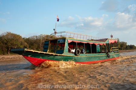 Asia;boat;boats;Cambodia;Chong-Khnies;Chong-Kneas;Indochina-Peninsula;Kampuchea;Kingdom-of-Cambodia;long-boat;long-boats;long-tail-boat;long-tailed-boat;long_tail-boat;long_tailed-boat;passenger-boat;passenger-boats;people;person;Port-of-Chong-Khneas;Siem-Reap;Siem-Reap-Province;Siem-Reap-River;Southeast-Asia;tour-boat;tour-boats;tourism;tourist;tourist-boat;tourist-boats;tourists