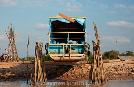 Asia;boat;boats;Cambodia;Chong-Khnies;Chong-Kneas;dry-dock;Indochina-Peninsula;Kampuchea;Kingdom-of-Cambodia;long-boat;long-boats;long-tail-boat;long-tailed-boat;long_tail-boat;long_tailed-boat;passenger-boat;passenger-boats;Port-of-Chong-Khneas;repair;repairs;Siem-Reap;Siem-Reap-Province;Siem-Reap-River;Southeast-Asia;stilt;stilts;tour-boat;tour-boats;tourist-boat;tourist-boats