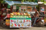 Asia;Cambodia;commerce;commercial;drink-stall;drink-stalls;fresh-juice;fruit;Fruit-juice;Fruit-juice-stall;Fruit-juice-stalls;Fruit-juices;Indochina-Peninsula;juice-stall;juice-stalls;Kampuchea;Kingdom-of-Cambodia;market;market-place;market-stall;market-stalls;market_place;marketplace;marketplaces;markets;people;person;retail;retailer;retailers;shop;shopping;shops;Siem-Reap;Siem-Reap-Province;Southeast-Asia;stall;stalls;steet-scene;street-scenes