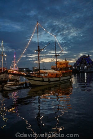 Makassar;Sulawesi;Indonesia;Asia;Southeast-Asia;South-East-Asia;Ujung-Padang;Boat;boats;wooden;wooden-boat;wooden-boats;Phinisi;Pinisi;Night;dark;dusk;night_time;eveningTraditional-wooden-Phinisi;pinisi;Losari-Beach;Phinisi;pinisi;Phinisis;pinisis;two-masted;Indonesian-boat;traditional;Mast;masts;two-masted;Palari