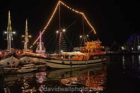 Makassar;Sulawesi;Indonesia;Asia;Southeast-Asia;South-East-Asia;Ujung-Padang;Boat;boats;wooden;wooden-boat;wooden-boats;Phinisi;Pinisi;Night;dark;dusk;night_time;eveningTraditional-wooden-Phinisi;pinisi;Losari-Beach;Phinisi;pinisi;Phinisis;pinisis;two-masted;Indonesian-boat;traditional;Mast;masts;two-masted;Palari
