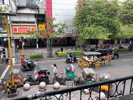 Asia;cities;city;commerce;commercial;Yogyakarta;Java;Indonesia;Jogjakarta;Jogja;retail;retail-store;retailer;retailers;shop;shoppers;shopping;shops;steet-scene;store;stores;street-scenes;Malioboro-Street;Malioboro-St;becak;becaks;horse;horse-and-carriage