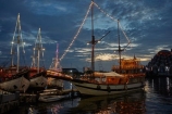 Makassar;Sulawesi;Indonesia;Asia;Southeast-Asia;South-East-Asia;Ujung-Padang;Boat;boats;wooden;wooden-boat;wooden-boats;Phinisi;Pinisi;Night;dark;dusk;night_time;eveningTraditional-wooden-Phinisi;pinisi;Losari-Beach;Phinisi;pinisi;Phinisis;pinisis;two-masted;Indonesian-boat;traditional;Mast;masts;two-masted;Palari