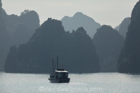 Asia;boat;boats;cruise-boat;cruise-boats;cruising;Ha-Long-Bay;Halong-Bay;karst-landscape;limestone-karsts;monochromatic;monochrome;North-Vietnam;Northern-Vietnam;Qung-Ninh-Province;Quang-Ninh-Province;South-East-Asia;Southeast-Asia;tour-boat;tour-boats;tourism;tourist;tourist-boat;tourist-boats;tourists;travel-destination;UN-world-heritage-area;UN-world-heritage-site;UNESCO-World-Heritage-area;UNESCO-World-Heritage-Site;united-nations-world-heritage-area;united-nations-world-heritage-site;Vnh-H-Long;Vietnam;Vietnamese;world-heritage;world-heritage-area;world-heritage-areas;World-Heritage-Park;World-Heritage-site;World-Heritage-Sites