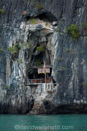 Asia;Ha-Long-Bay;Halong-Bay;karst-landscape;limestone-karsts;North-Vietnam;Northern-Vietnam;Qung-Ninh-Province;Quang-Ninh-Province;shrine;shrines;South-East-Asia;Southeast-Asia;tourism;UN-world-heritage-area;UN-world-heritage-site;UNESCO-World-Heritage-area;UNESCO-World-Heritage-Site;united-nations-world-heritage-area;united-nations-world-heritage-site;Vnh-H-Long;Vietnam;Vietnamese;world-heritage;world-heritage-area;world-heritage-areas;World-Heritage-Park;World-Heritage-site;World-Heritage-Sites
