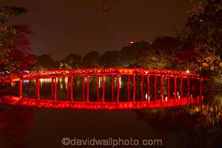 Asia;Asian;bridge;bridges;Cu-Thê-Húc;calm;Cau-The-Huc;dark;dusk;evening;foot-bridge;foot-bridges;footbridge;footbridges;H-Guom;H-Hoàn-Kim;Hanoi;Hoan-Kiem-Lake;Jade-Island;lake;Lake-of-the-Restored-Sword;Lake-of-the-Returned-Sword;lakes;light;lighting;lights;Ngoc-Son-Temple;night;night-time;night_time;pedestrian-bridge;pedestrian-bridges;placid;quiet;Red-Bridge;reflected;reflection;reflections;serene;smooth;South-East-Asia;Southeast-Asia;still;Sword-Lake;Temple-of-the-Jade-Mountain;The-Huc-Bridge;tranquil;twilight;Vietnam;Vietnamese;water;wooden-bridge;wooden-bridges