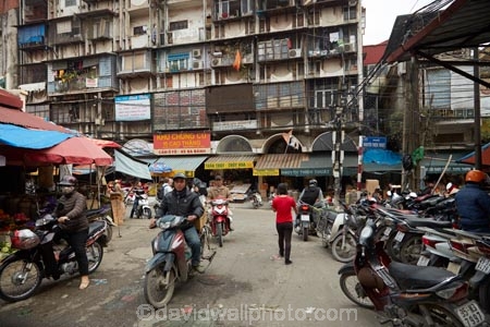 accommodation;apartment;apartments;Asia;Asian;bike;bikes;Dong-Xuan-Market;Hanoi;Hanoi-Old-Quarter;motorbike;motorbikes;motorcycle;motorcycles;motorscooter;motorscooters;Old-Quarter;people;person;residences;residential;run-down;scooter;scooters;South-East-Asia;Southeast-Asia;step_through;step_throughs;street;street-scene;street-scenes;streets;Vietnam;Vietnamese