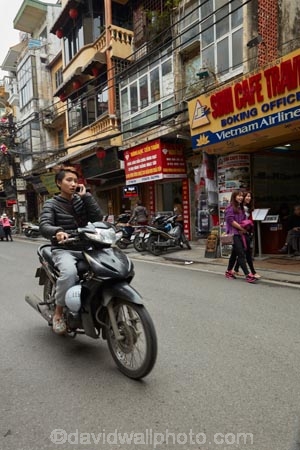 Asia;Asian;bike;bikes;cell-phone;cellphones;Hanoi;Hanoi-Old-Quarter;male;man;men;mobile-phones;mobilephone;motorbike;motorbikes;motorcycle;motorcycles;motorscooter;motorscooters;Old-Quarter;people;person;phone;phones;scooter;scooters;South-East-Asia;Southeast-Asia;step_through;step_throughs;street;street-scene;street-scenes;streets;Vietnam;Vietnamese
