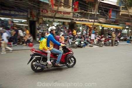 Asia;Asian;bike;bikes;child;children;doubling;families;family;father;fathers;Hanoi;Hanoi-Old-Quarter;motorbike;motorbikes;motorcycle;motorcycles;motorscooter;motorscooters;Old-Quarter;people;person;scooter;scooters;South-East-Asia;Southeast-Asia;step_through;step_throughs;street;street-scene;street-scenes;streets;Vietnam;Vietnamese