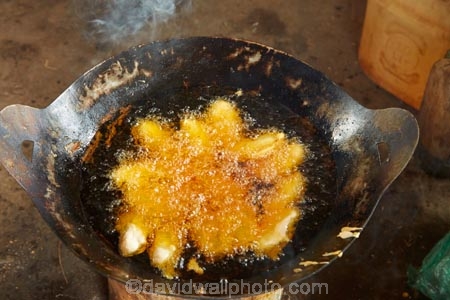 Asia;Asian;banana;bananas;deep-fried-banana;deep-fried-bananas;deep-frying;Mekong-Delta;South-East-Asia;Southeast-Asia;Tan-Hoa;Tien-Giang;Tien-Giang-Province;Vietnam;Vietnamese;wok;woks