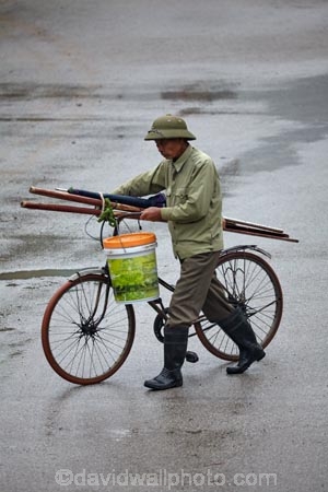 Asia;bicycle;bicycles;bike;bikes;cycle;cycler;cyclers;cycles;cyclist;cyclists;Ninh-Binh;Ninh-BÃ¬nh-province;Ninh-Hai;Northern-Vietnam;people;person;push-bike;push-bikes;push_bike;push_bikes;pushbike;pushbikes;rain;raining;rainy;South-East-Asia;Southeast-Asia;street;street-scene;street-scenes;streets;Van-Lam-Village;Vietnam;Vietnamese